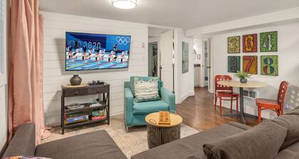 Private 5 Star One Bedroom Bungalow near the Airport/Ocean and 15 min to Seattle