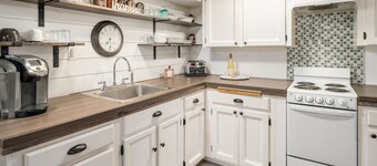 Private 5 Star One Bedroom Bungalow near the Airport/Ocean and 15 min to Seattle