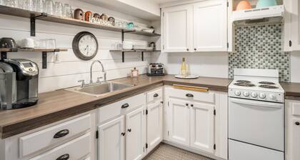 Private 5 Star One Bedroom Bungalow near the Airport/Ocean and 15 min to Seattle