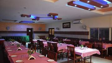 Breakfast, lunch and dinner served