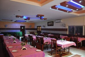 Phục vụ bữa sáng, bữa trưa và bữa tối