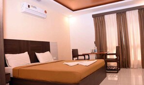 Bàn, giường gấp/giường phụ (phụ phí)