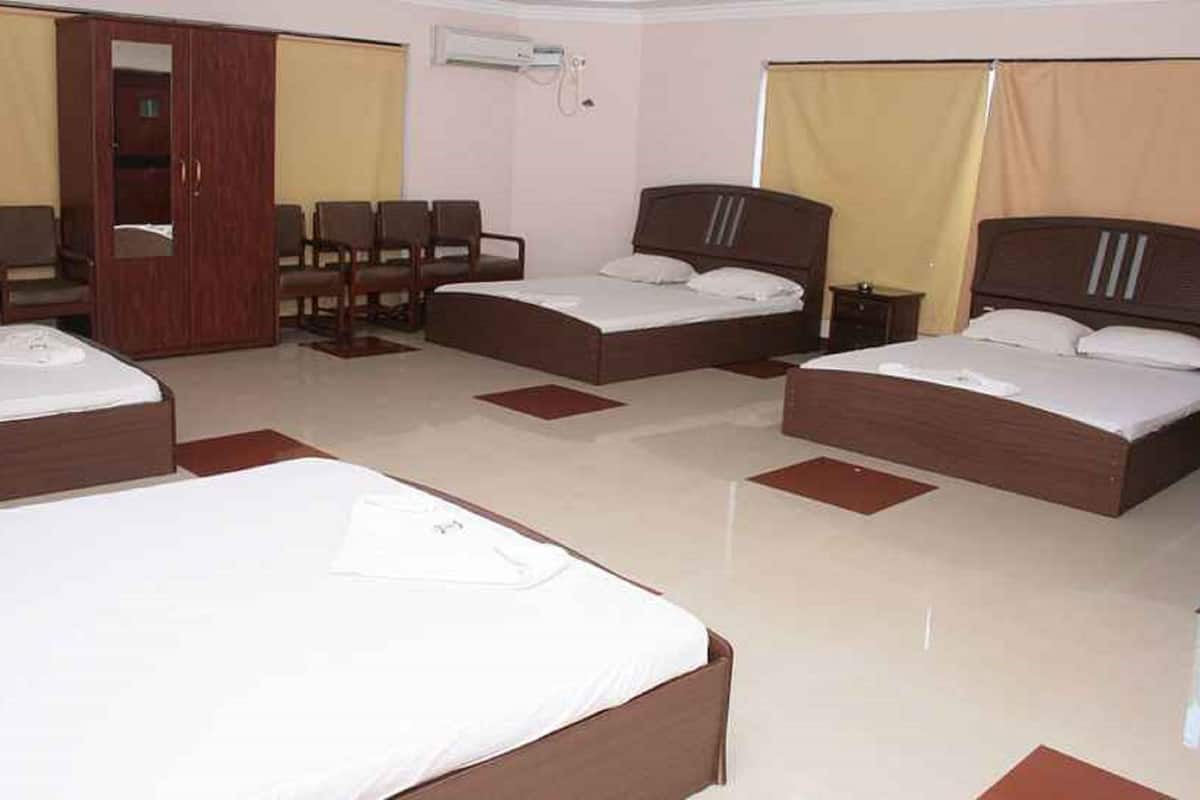 Family Room | Desk, rollaway beds, free WiFi, bed sheets