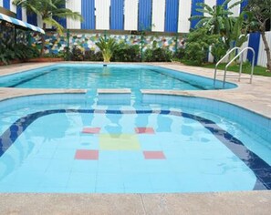 Hồ bơi ngoài trời