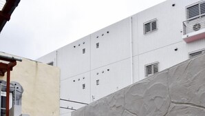 Een reeks buitenstappen van natuursteen die leiden naar de ingang van een gebouw.
