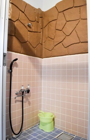 Apartamento básico | Ducha del cuarto de baño