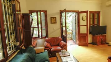 Iron/ironing board, free WiFi, bed sheets