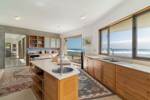 Fridge, microwave, oven, dishwasher - Villa de lOcéan by muse villas (Poste Lafayette)