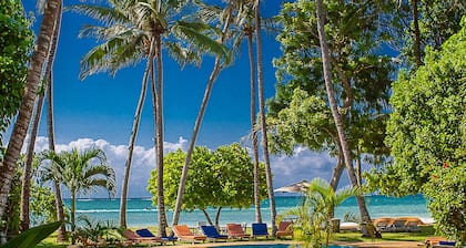 Monkey Beach House, Beachfront, Ocean Views, Shared Pool, Staff Provided