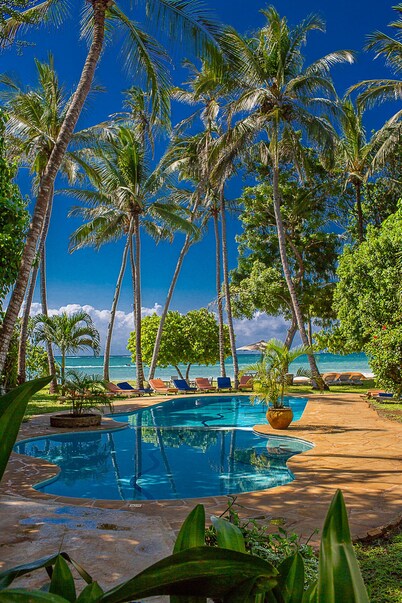 Monkey Beach House, Beachfront, Ocean Views,  Shared Pool, Staff Provided