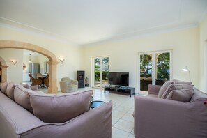 TV, fireplace - Villa "Can Camelia" with Sea View, Private Pool & Wi-Fi (Cala D'Or)