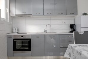 Fridge, oven, stovetop, dishwasher