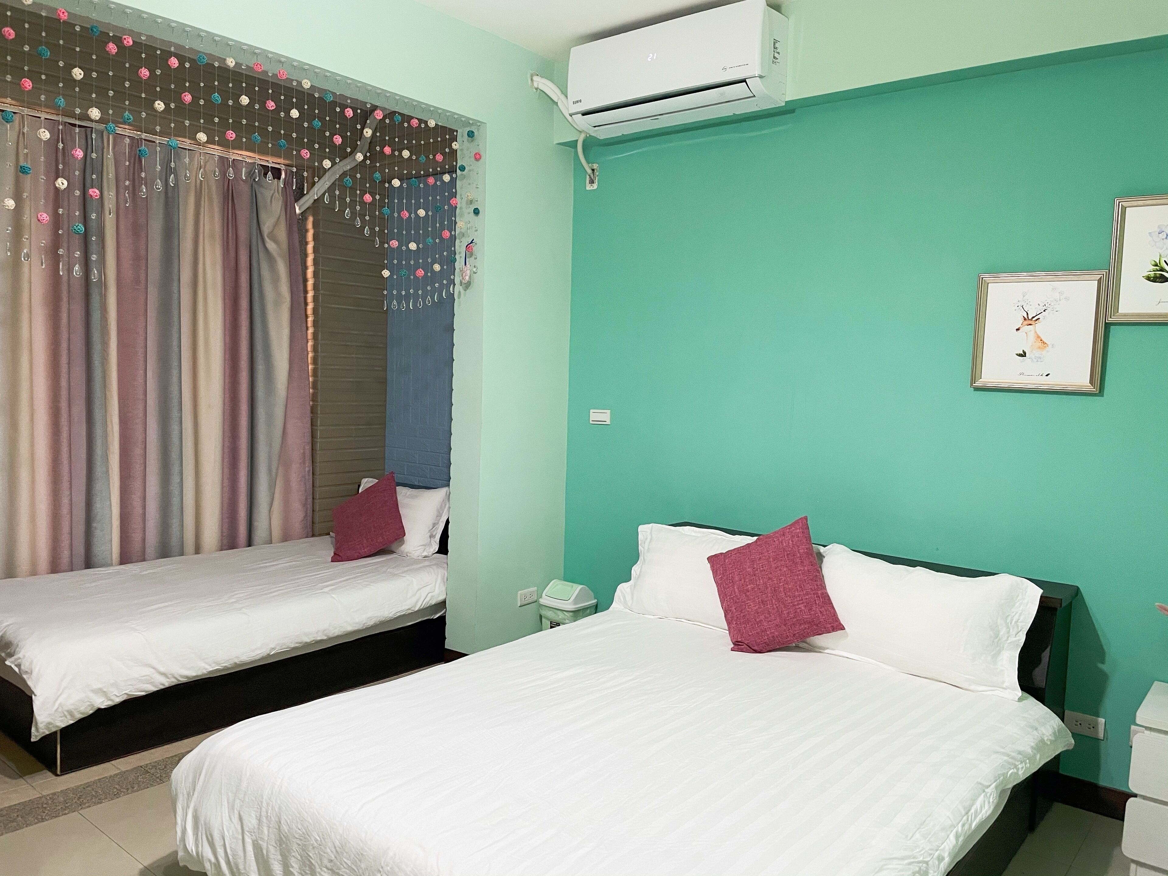 Eenvoudige driepersoonskamer, meerdere bedden, niet-roken | Woonruimte | Een flatscreentelevisie