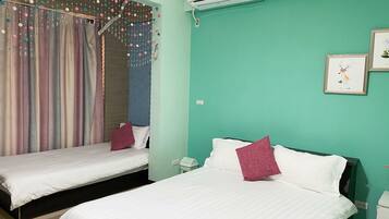 Eenvoudige driepersoonskamer, meerdere bedden, niet-roken | Woonruimte | Een flatscreentelevisie