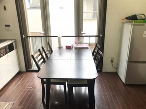 Twin Room | Shared kitchen | Shared fridge, microwave - Osaka Sinsei Guest House (Osaka)
