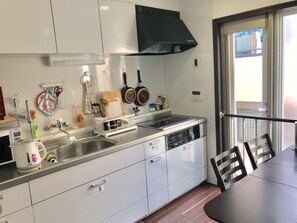 Twin Room | Shared kitchen | Fridge, microwave - Osaka Sinsei Guest House (Osaka)