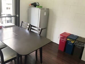 Twin Room | Living area - Osaka Sinsei Guest House (Osaka)