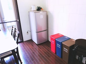 Shared fridge, microwave - Osaka Sinsei Guest House (Osaka)