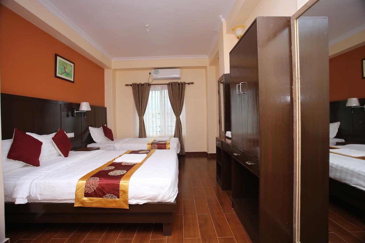 Family Triple Room | Blackout drapes, soundproofing, free WiFi, bed sheets