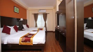 Family Triple Room | Blackout drapes, soundproofing, free WiFi, bed sheets
