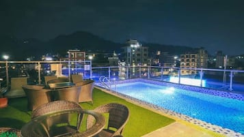 Indendørs pool, udendørs pool, gratis hytter, parasoller