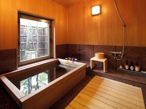Articles de toilette gratuits, sèche-cheveux, chaussons, bidet