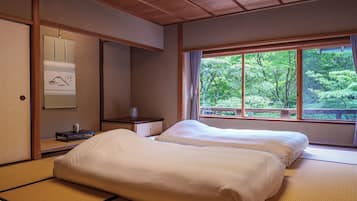 グランド ヴィラ コートヤードビュー 別館 | 羽毛の掛け布団、客室ごとに異なる装飾、客室ごとに異なるインテリア、デスク