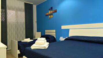 Habitación triple Deluxe (102) | Escritorio, wifi gratis, ropa de cama