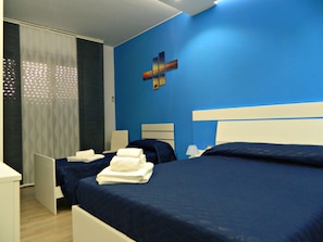Phòng 3 Deluxe (102) | Bàn, truy cập Internet không dây miễn phí, bộ trải giường