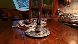 Et spisebord med vin, glas og en bakke.