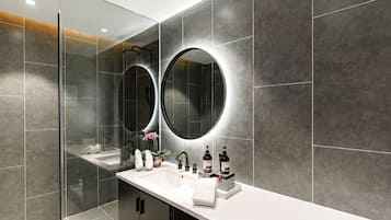 Shower, rainfall showerhead, free toiletries, hair dryer