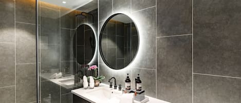 Dusche, Regendusche, kostenlose Toilettenartikel, Haartrockner