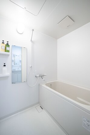 Casa (Private Vacation Home) | Banheiro | Banheira e chuveiro separados, banheira de imersão