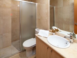 Dusj, hårføner og håndklær