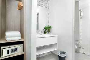 Shower, free toiletries, hair dryer, slippers - Hide and Seek Boutique Hometel (Bangkok)