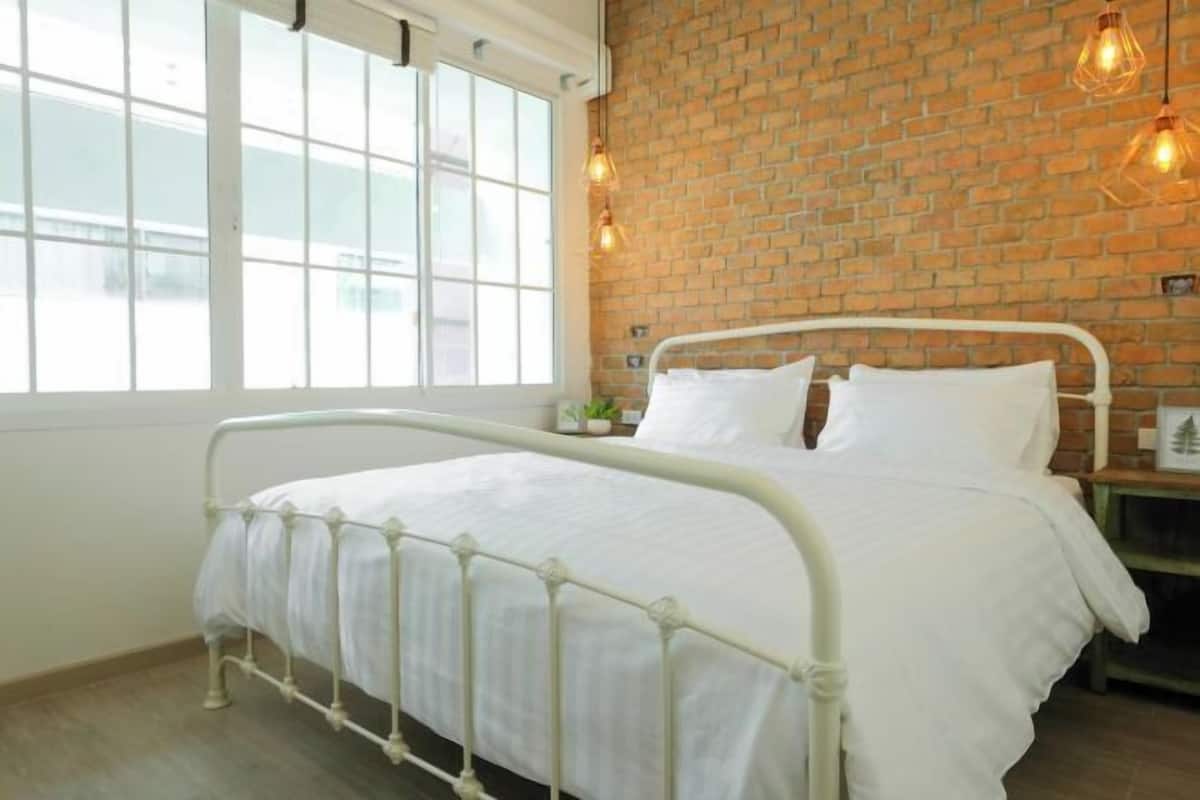 1 bedroom, premium bedding, minibar, in-room safe