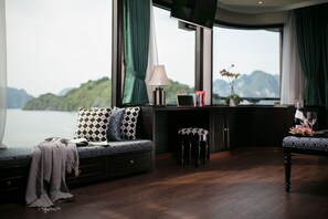 Luksushytte, 1 kingsize-seng, terrasse, sjøvendt (Upper Floor) | Minibar, safe på rommet, skrivebord og blendingsgardiner