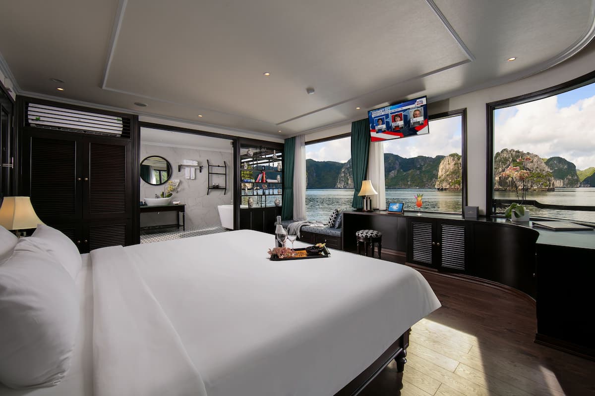 Regal Panorama Suite With Private Terrace, Upper Floor | Bathroom