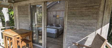 Muebles diferentes y ropa de cama