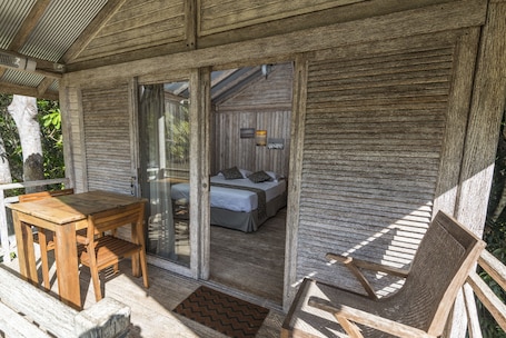 Muebles diferentes y ropa de cama