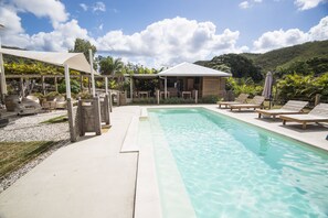 Outdoor pool, pool umbrellas, pool loungers - Farino Lodge (Farino)