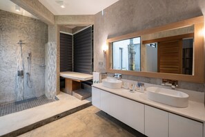 Bathtub, hair dryer, towels - Koki Bonheur by muse villas (Poste Lafayette)