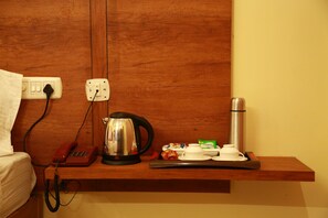 Egyptian cotton sheets, premium bedding, desk, soundproofing - Mrk Inn (Puducherry)