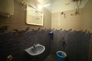 Habitación estándar, 1 cama Queen size, para no fumadores | Baño | Regadera, regadera tipo lluvia, toallas 
