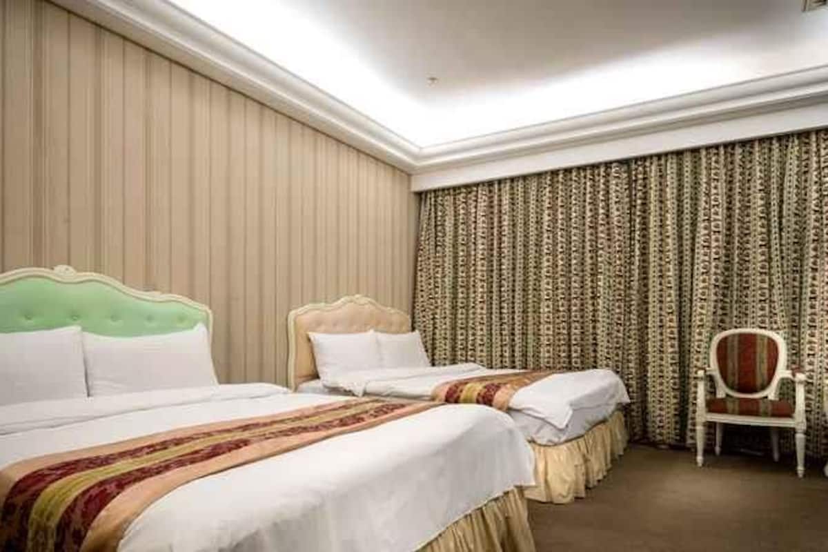 elite quadruple room | desk, blackout curtains, soundproofing, free wifi