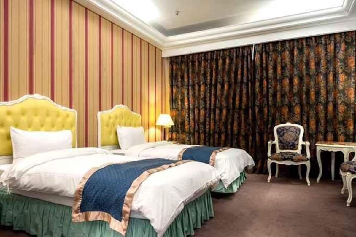 elite twin room | desk, blackout curtains, soundproofing, free wifi