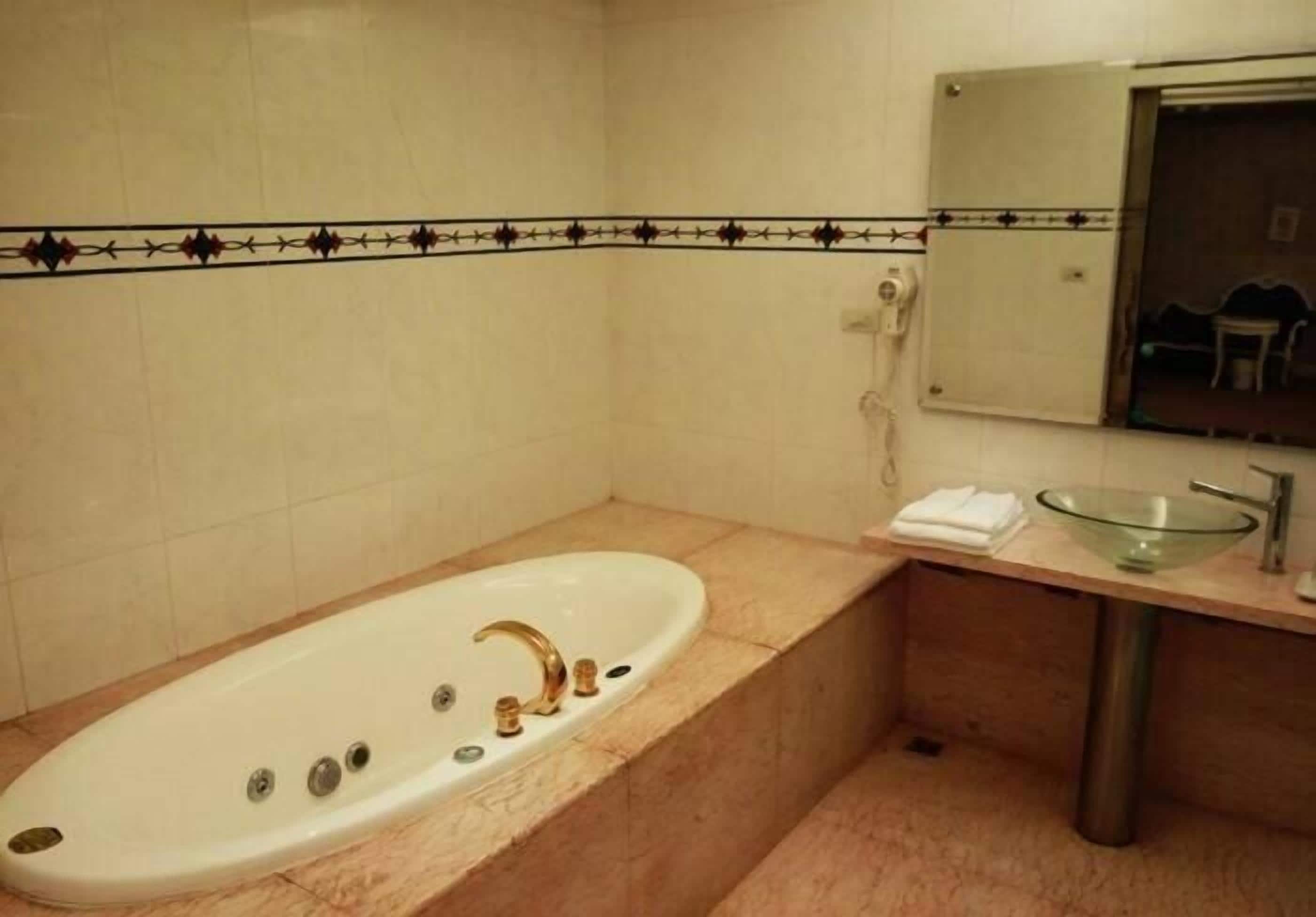 separate bathtub and shower, deep-soaking bathtub, rainfall showerhead