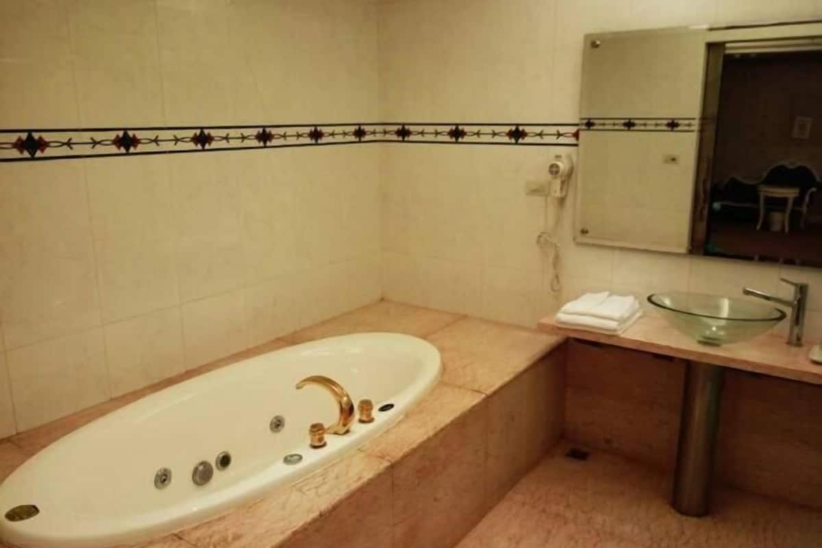 separate bathtub and shower, deep-soaking bathtub, rainfall showerhead