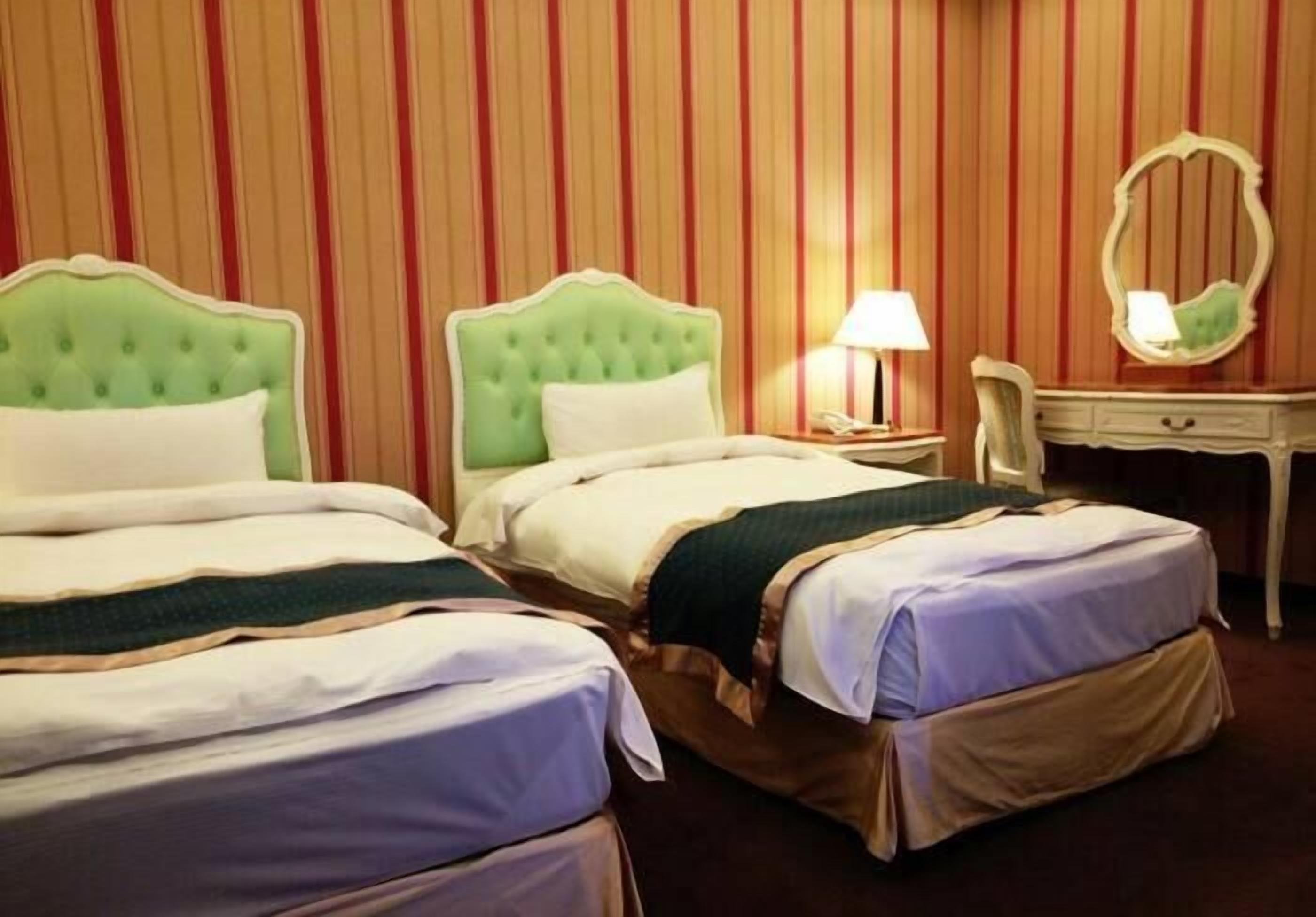 desk, blackout curtains, soundproofing, free wifi