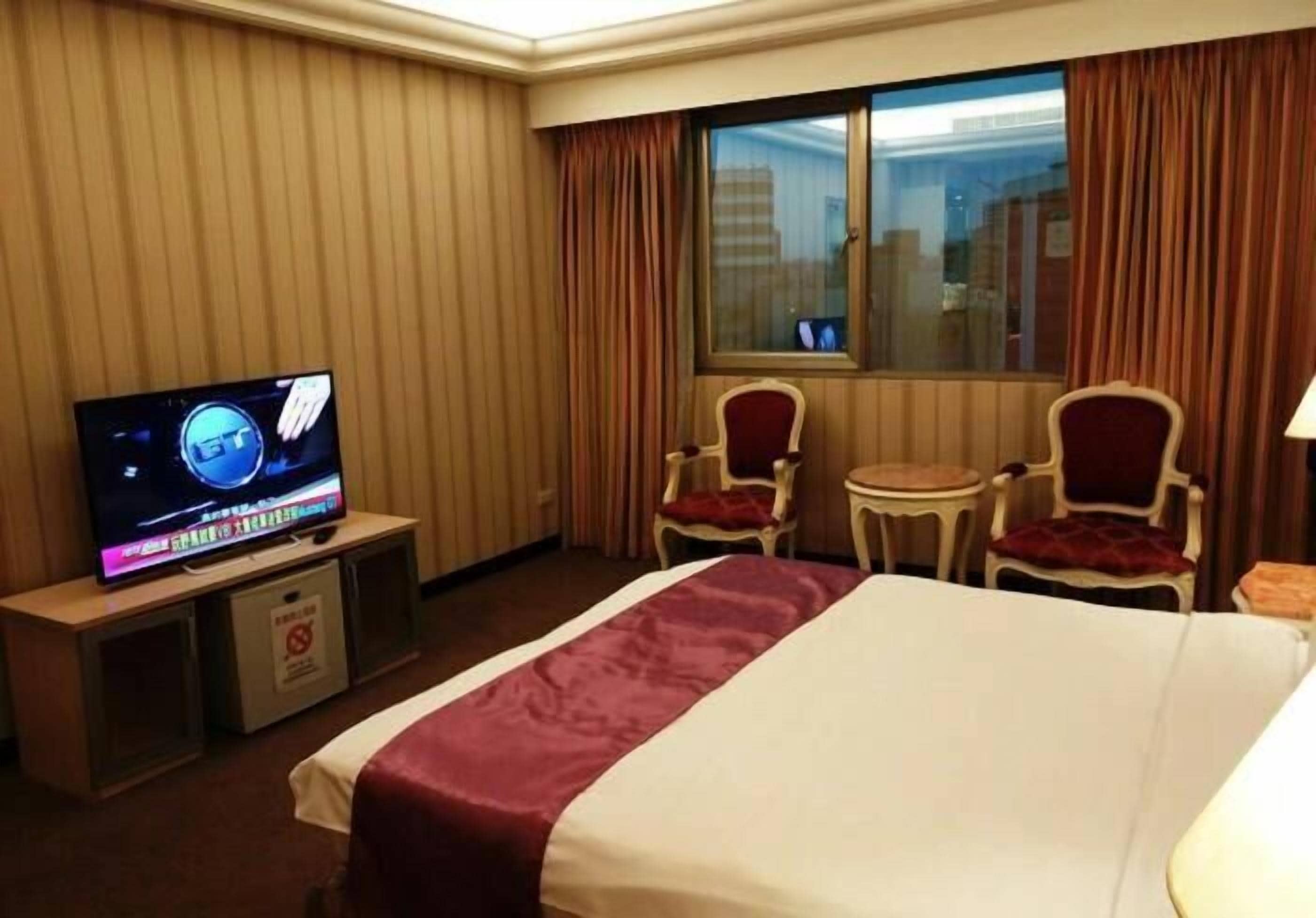 desk, blackout curtains, soundproofing, free wifi